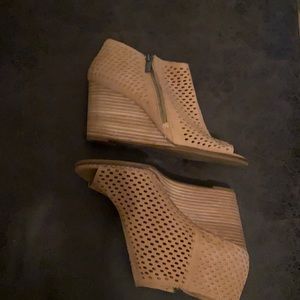 Lucky brand wedges💵